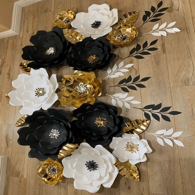 نمایی از دکوراسیون داخلی به رنگ مشکی و طلایی
